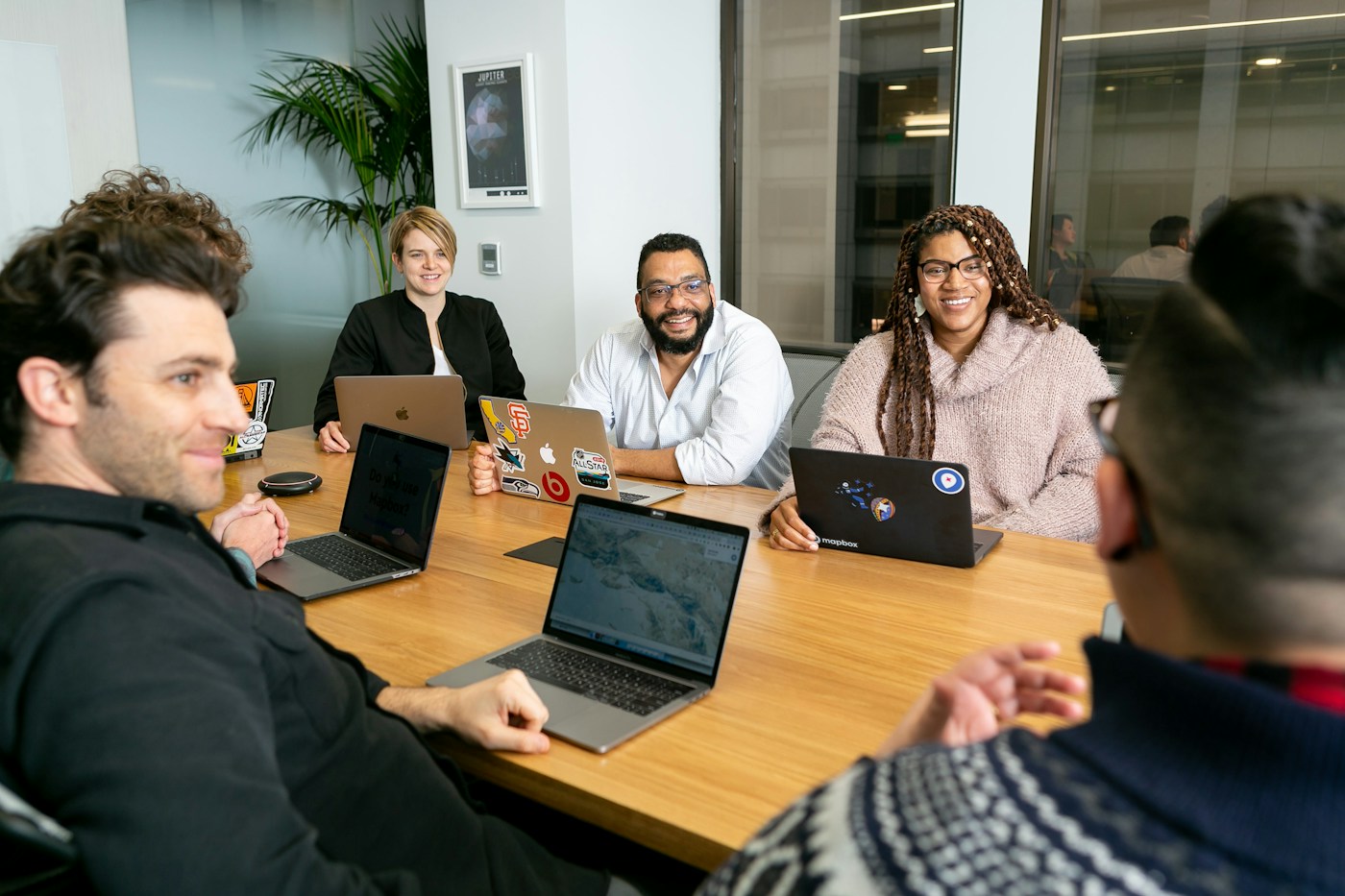 A team workshop around the table